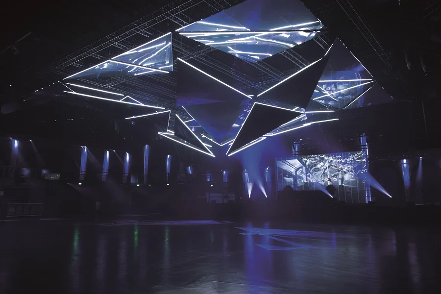 La salle de Phantom sous l’Accor Arena, avec ses grands panneaux triangulaires lumineux suspendus au-dessus de la piste