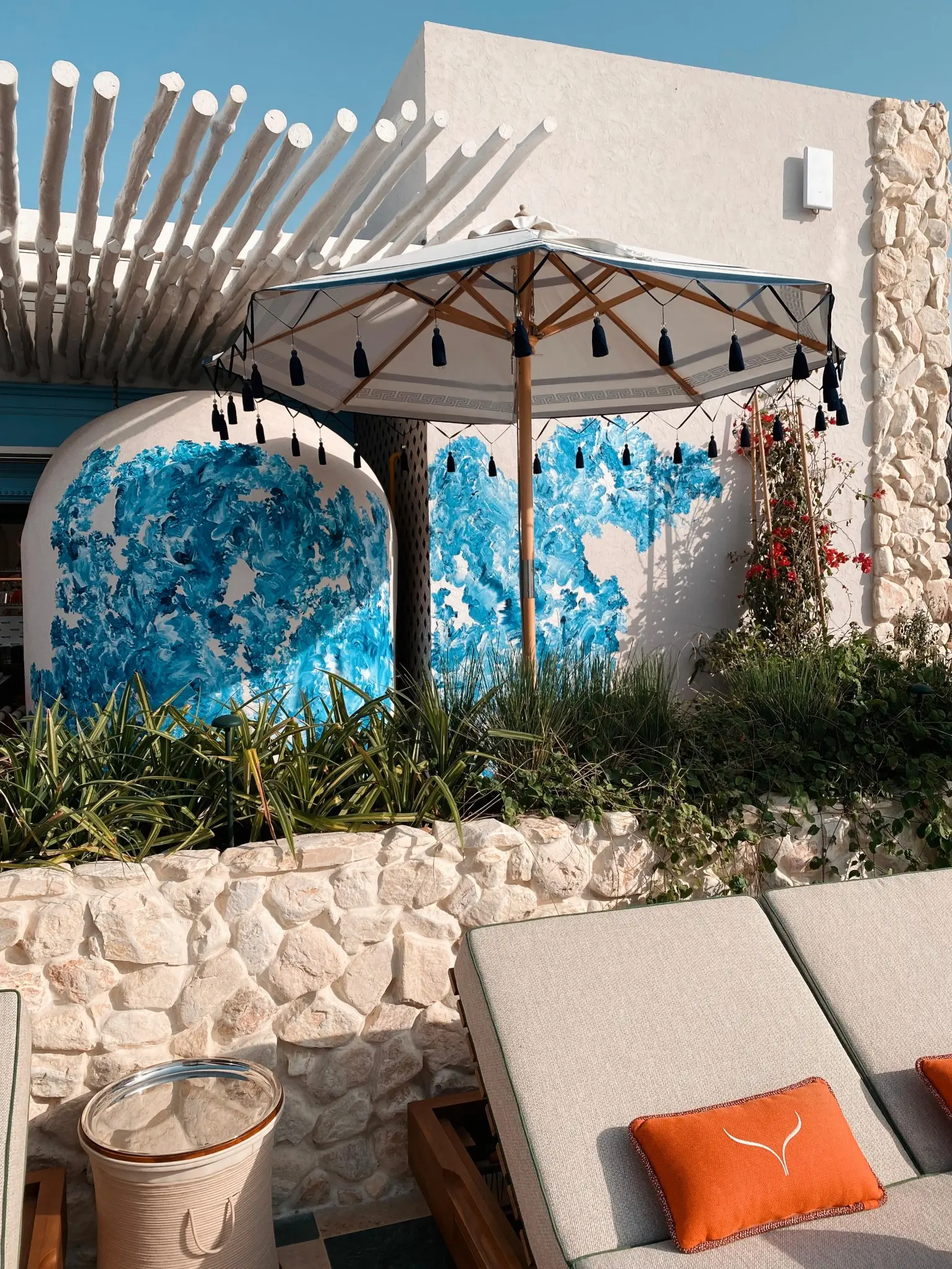 Installation artistique bleue créée pour Gaia à Dubaï