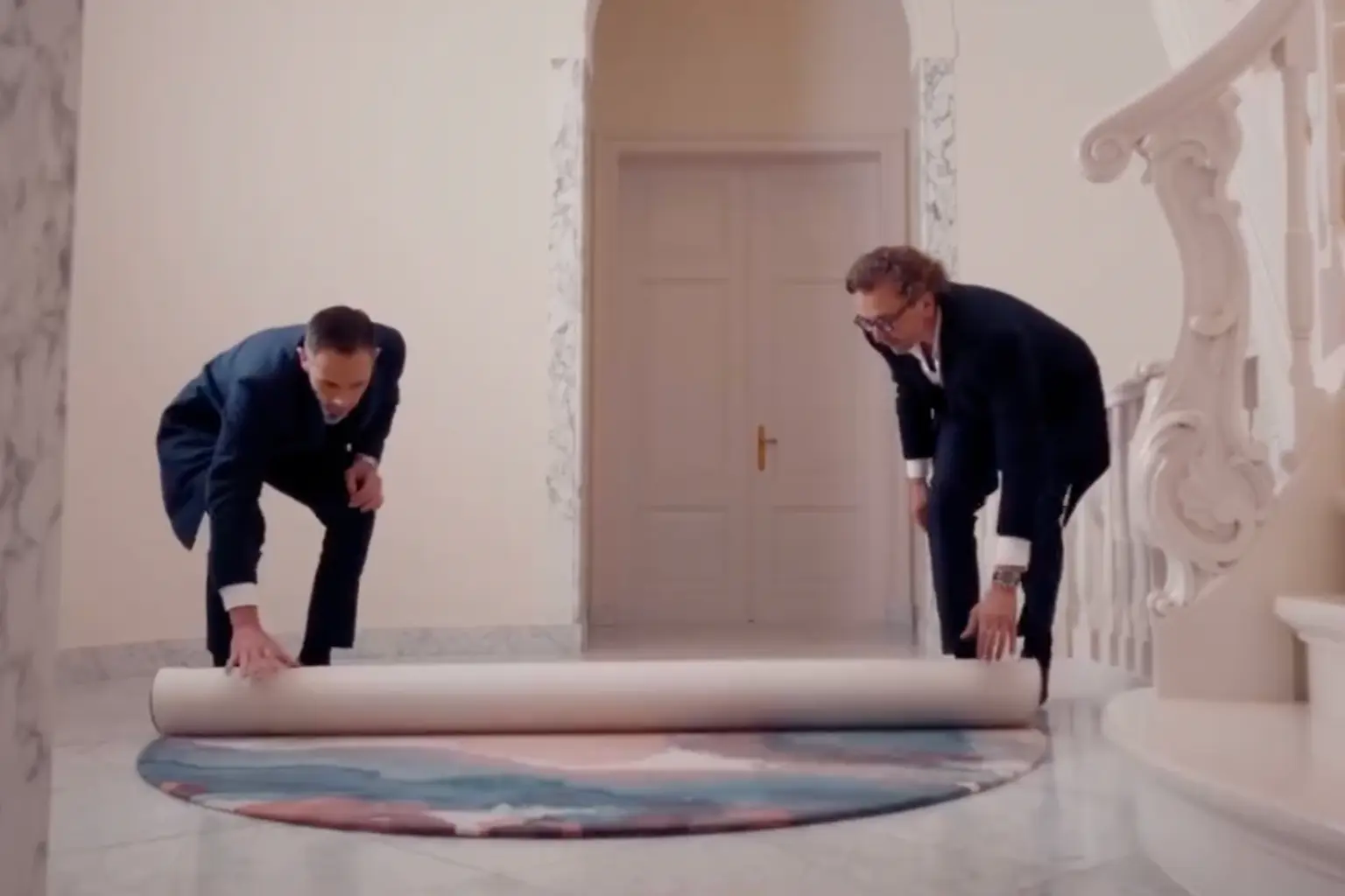 Installation d’une grande œuvre textile dans un atrium